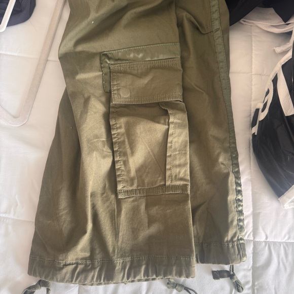 Abercrombie low rise cargo pants with silky detailing- size 28 - Picture 6 of 6